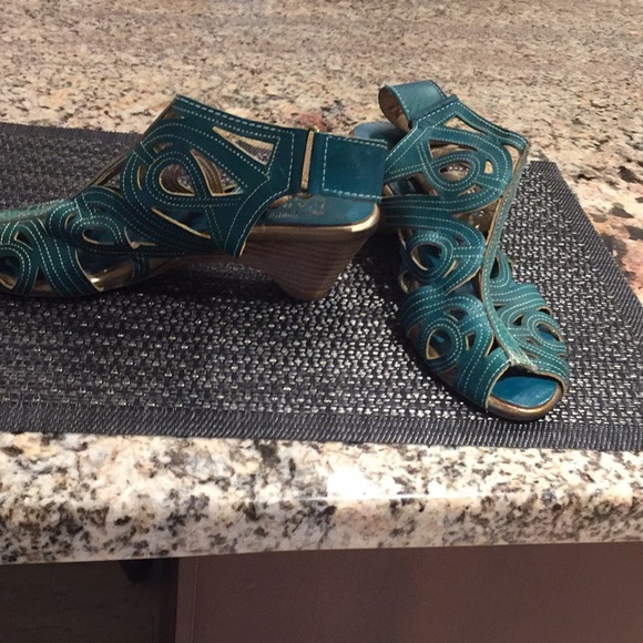 Spring Step platform sandals - Picture 2 of 3